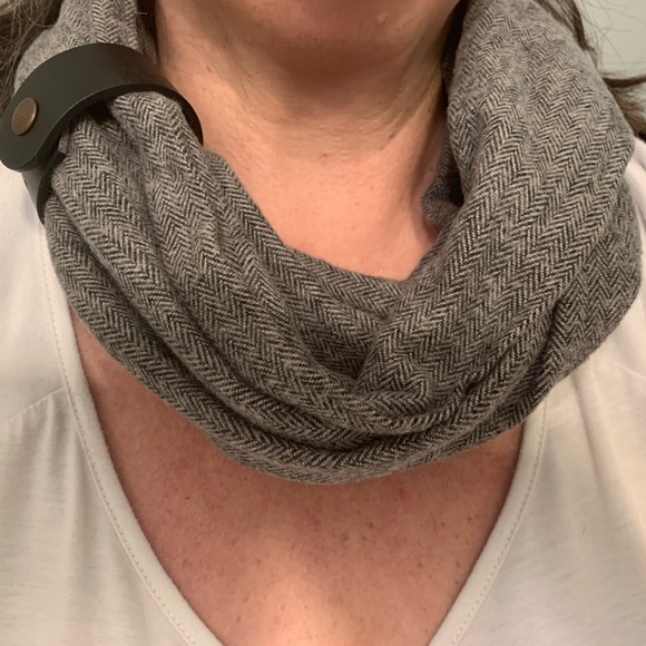 BXB by Jenny Buxton gray herringbone infinity scarf - Picture 4 of 4